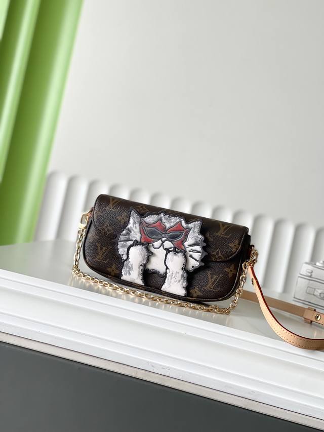 厂价 。 最高版本原厂皮顶级原单配专柜全套包装 顶级原单 实物实拍 M15148 尺寸: 23.5×12×4.3Cm Chain Ivy 链条斜挎包