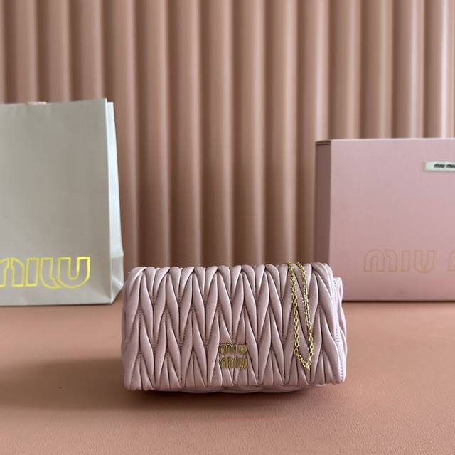 配置专柜全套包装原厂皮 缪家5Bp110 Miu Mi 新品链条包，顶级进口小羊皮，品牌经典标志性Matelasse纹理绣花，新设计可拆卸金属链条长肩带，翻盖吸