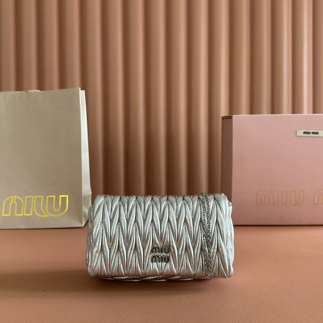 配置专柜全套包装原厂皮 缪家5Bp110 Miu Mi 新品链条包，顶级进口小羊皮，品牌经典标志性Matelasse纹理绣花，新设计可拆卸金属链条长肩带，翻盖吸