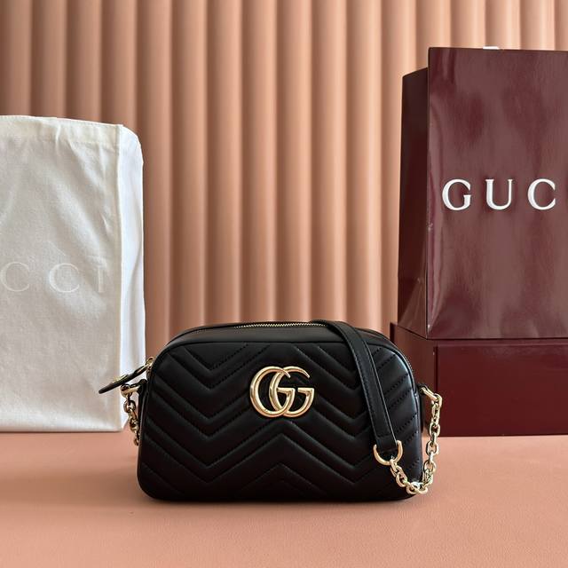 配全套原厂专柜包装 Gg 马蒙特是品牌的标志性系列，其特色包括象征性的双G标识、棱角分明的链带以及现代感十足的廓形。这款新的相机包以极其柔软的优质皮革和精致的光