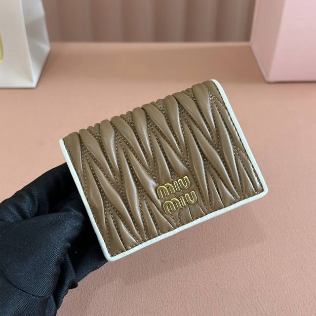 配置专柜全套包装 Mm最新版本口袋小钱包Pocket Wallet专柜新款小钱夹型号：5Mv204焦糖配白里外都是进口顶级羊皮百元钞银行卡硬币零钱通通可以收入其