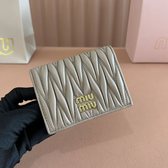 配置专柜全套包装 Mm最新版本口袋小钱包Pocket Wallet专柜新款小钱夹型号：5Mv20裸粉里外都是进口顶级羊皮百元钞银行卡硬币零钱通通可以收入其中尺寸