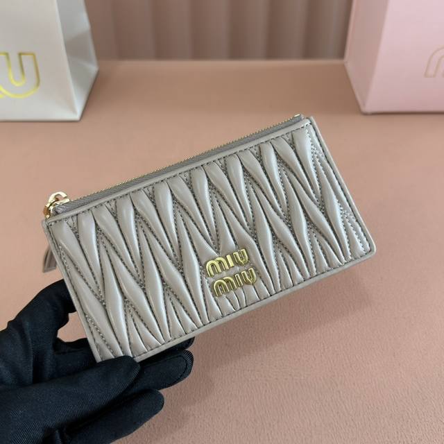 配置专柜全套包装 Mmpocket Wallet最新版本卡包,型号:5Mb006裸粉顶级进口小羊皮材质Matelasse花纹图案,拉链拉合,内里Miu标识烫字背 配置专柜全套包装 Mmpocket Wallet最新版本卡包,型号:5Mb006裸粉顶级进口小羊皮材质Matelasse花纹图案,拉链拉合,内里Miu标识烫字背