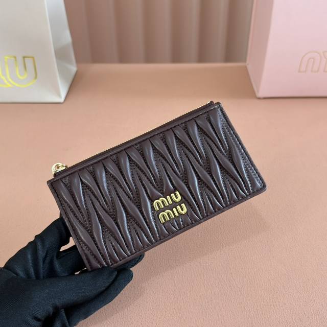 配置专柜全套包装 Mmpocket Wallet最新版本卡包，型号：5Mb006石木楠顶级进口小羊皮材质Matelasse花纹图案，拉链拉合，内里Miu标识烫字