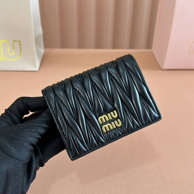 配置专柜全套包装 Mm最新版本口袋小钱包Pocket Wallet专柜新款小钱夹型号：5Mv20克里外都是进口顶级羊皮百元钞银行卡硬币零钱通通可以收入其中尺寸：