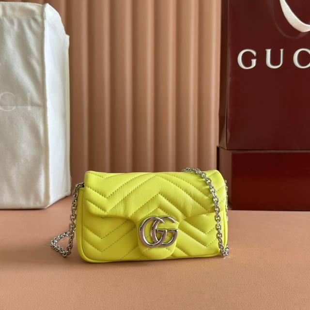 原厂皮配置专柜全套包装 品牌标志性Gg Marmont系列匠心融蕴双G造型配件和切面链式包带，甄选柔软皮革缔就线条柔和的包型。这款迷你包袋缀饰20世纪70年代初