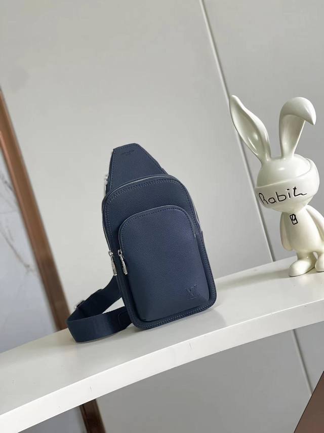 海原外单 独实家拍 半钢163芯片 M15269 海军蓝 M15255黑色 兼具优异耐久性和柔韧性的皮革“Avenue Sling Bag Pm”。在“Lv A 海原外单 独实家拍 半钢163芯片 M15269 海军蓝 M15255黑色 兼具优异耐久性和柔韧性的皮革“Avenue Sling Bag Pm”。在“Lv A