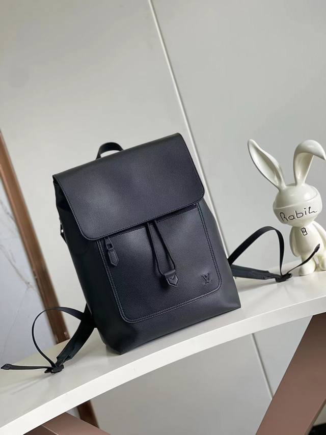 海原外单 独实家拍 半钢163芯片 M15262黑色 Fastline 双肩包取材柔软耐磨的蜡面牛皮革，以粒面纹理和压纹 Lv 字母打造摩登商务之选。宽敞内部空