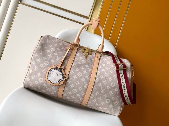 M25787猫咪 163C01动态芯片本款 Keepall BandoulièRe 45 旅行袋出自路易威登与 Grace Coddington 合作呈献的 T