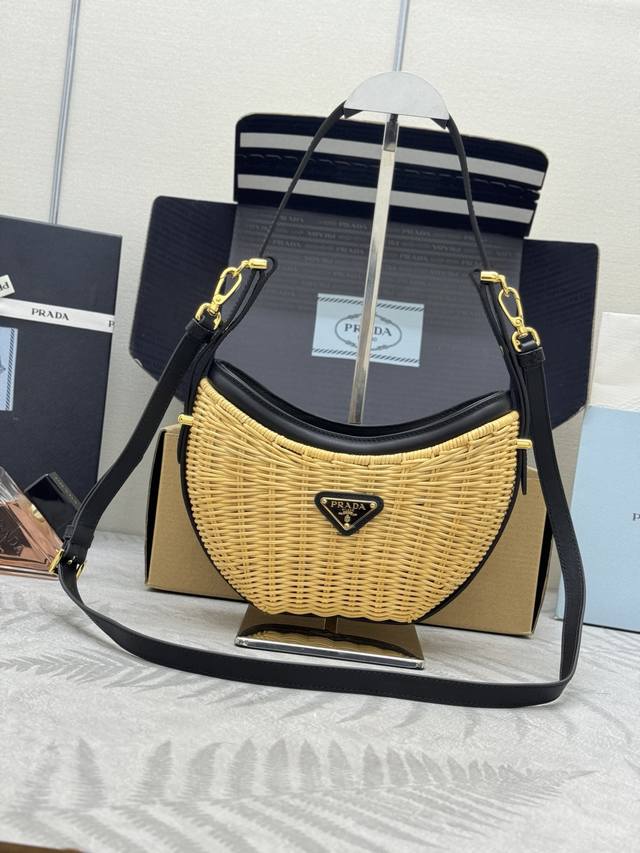 竹编新月包1Bc202 这款新款编织包，以富有曲线魅力的半月廓形为特色，梭织面料拼牛皮，赋予其结构感和独特性，搭配标志性的三角形徽标。以更为精致的设计重新演绎，