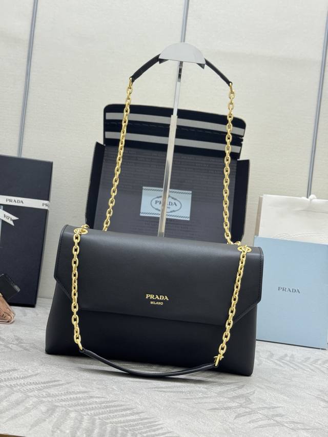 新款小号1Bd371女款手提单肩包 这款新款女包采用进口小牛皮，内配进口小羊皮。翻盖设计，铁琏可拉长拉短，又可肩背和斜跨。不同场合可交换，空间大，上身效果非常好