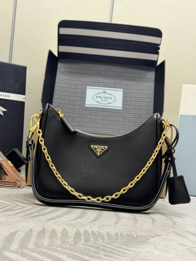 新升级版Hobo1Bc204十字纹 肩带可拆卸 这款百搭手袋采用简洁线条和经典细节设计,搭配可拆卸链条和调节长肩带,又可肩带 手提 斜挎,采用Saffiano皮 新升级版Hobo1Bc204十字纹 肩带可拆卸 这款百搭手袋采用简洁线条和经典细节设计,搭配可拆卸链条和调节长肩带,又可肩带 手提 斜挎,采用Saffiano皮