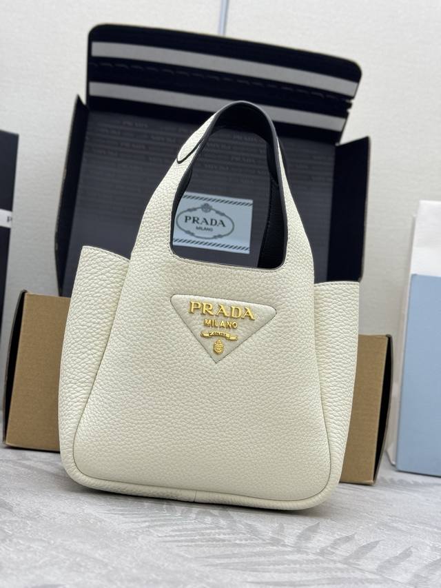 2025新款金扣Mini菜篮子1Ba349迷你号 这款Mini菜篮子采用进口鹿皮纹，内配进口小羊皮，格层多多，手感非常柔软 轻巧，经典迷你好看又好用，上身效果可