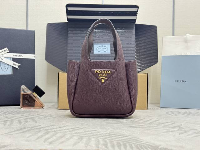 2025新款金扣Mini菜篮子酒红1Ba349迷你号 这款Mini菜篮子采用进口鹿皮纹,内配进口小羊皮,格层多多,手感非常柔软 轻巧,经典迷你好看又好用,上身效 2025新款金扣Mini菜篮子酒红1Ba349迷你号 这款Mini菜篮子采用进口鹿皮纹,内配进口小羊皮,格层多多,手感非常柔软 轻巧,经典迷你好看又好用,上身效