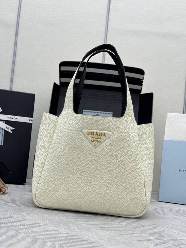 中号菜篮子，金扣1Bg335新款中号购物袋 流浪包 这款中号购物袋采用进口羊皮，复杂手工车线菱格，手感柔软超赞，超大空间 格层多，轻便非常实用，这个中号尺寸是最