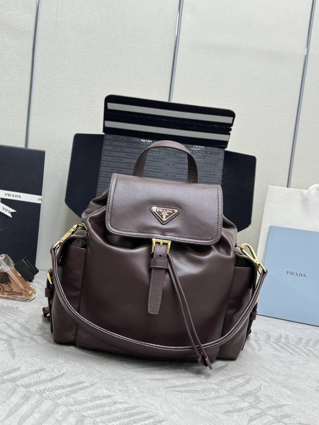 新款双肩包1Bz080羊皮背包 这款Explore手袋完美融合了高雅与功能性，拥有柔和线条的多口袋轮廓。专为城市探索和户外冒险而设计，款式配有可拆卸提手，可肩背