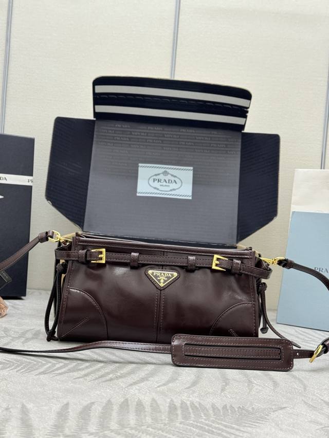 新款Lux Soft油腊皮1Bh215斜跨包深咖啡 这款斜挎包采用进口油腊皮，油亮的色泽散发出古典气息，配有一条可拆卸调节的长肩带，方便肩背和斜跨，容量空间非常