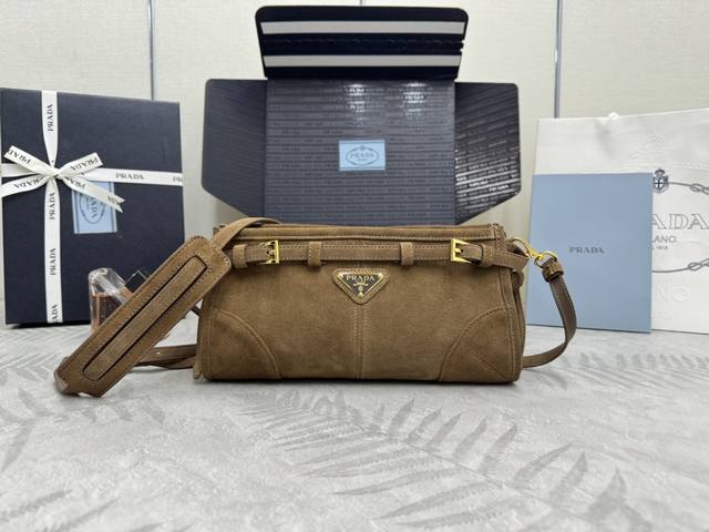 Lussolf麂皮1Ba215斜挎包 这款斜挎包采用进口麂皮，散发出古典气息，配有一条可拆卸调节的长肩带，方便肩背和斜跨，容量空间非常大，巨巨好用，绝对是时商达