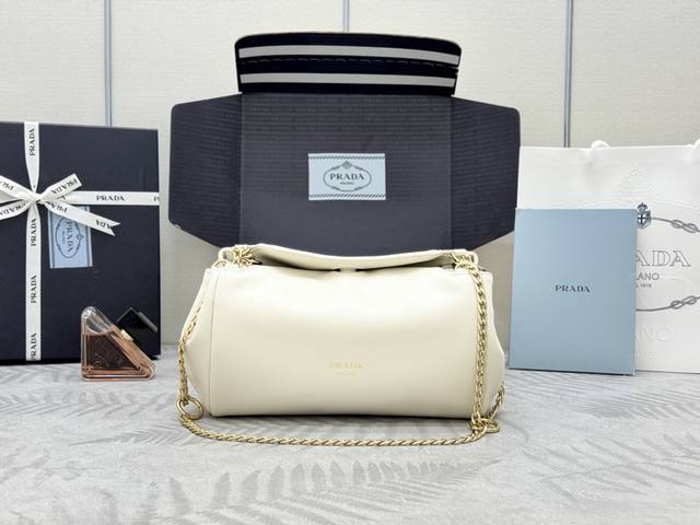 2025秋冬新款1Bd395 小号羊皮Tumulte手袋展现出动感与高雅的姿态，表达真实而个性化的风格。Nappa皮革设计以柔软的侧褶和弧线为特色，形成精致而女