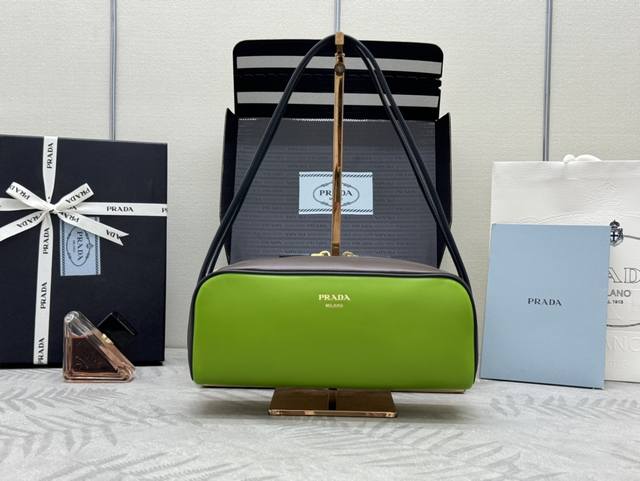 2025新款保龄球1Bc249，这款保龄球包袋巧妙融合了经典与现代元素。采用进口牛皮和内配进口羊皮，袋口撞色包边设计，显得格外时尚，拉链开合设计更加实用，字母徽