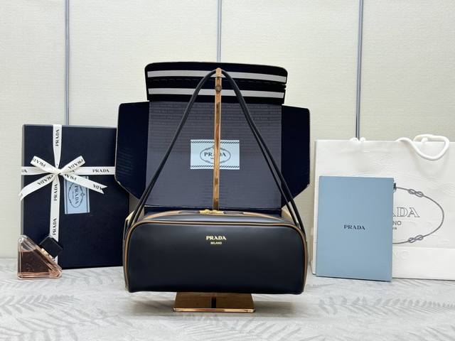 2025新款保龄球1Bc249，这款保龄球包袋巧妙融合了经典与现代元素。采用进口牛皮和内配进口羊皮，袋口撞色包边设计，显得格外时尚，拉链开合设计更加实用，字母徽