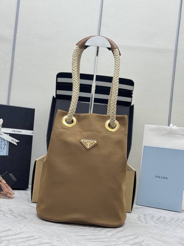 新款水桶包1Be082走秀款 这款Re-Nylon 手袋的設計采用尼龙面料和小牛皮。獨特的組合添上迷人點綴。滑動式繩索手挽凸顯這款手袋的靈活百搭,方便手提或肩背 新款水桶包1Be082走秀款 这款Re-Nylon 手袋的設計采用尼龙面料和小牛皮。獨特的組合添上迷人點綴。滑動式繩索手挽凸顯這款手袋的靈活百搭,方便手提或肩背