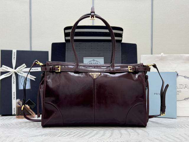 Soft Lux油腊皮酒红色1Ba433大号 这款手提斜挎包采用进口油腊皮，油亮的色泽散发出古典气息，配有一条可拆卸调节的长肩带，方便不同场合搭配，容量空间非常