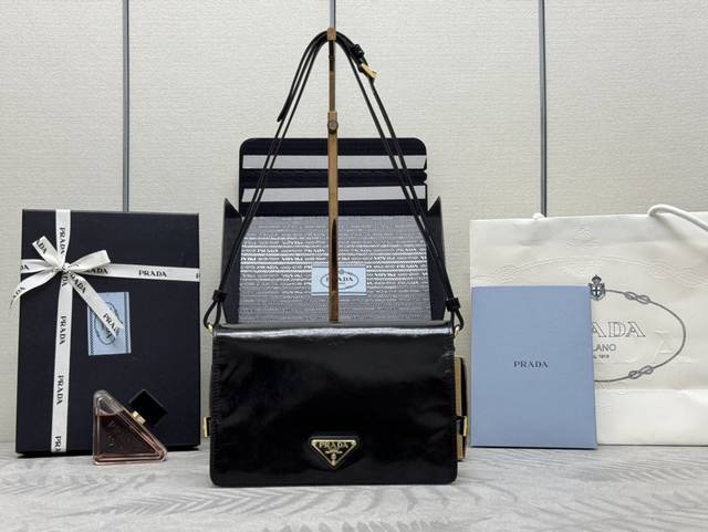 新款油腊皮邮差包1Bd082 这款邮差包采用进口油腊皮，油亮的色泽散发出古典气息，配有一条可拆卸调节的长肩带，可肩背和斜挎，内里两个内袋，后幅一个拉链袋。容量空