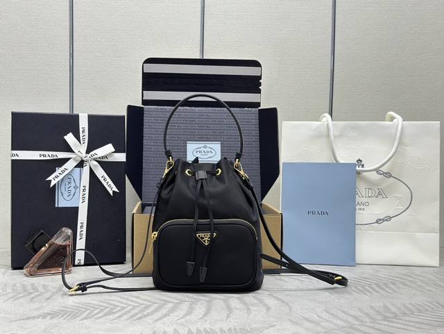 经典爆款1Bh038黑色到货了,水桶包采用进口尼龙布料,尼龙材质非常轻便耐用,可手提 斜跨,轻便又实用又时尚,功能设计性很强,有便于收纳的口袋。 长18X高23 经典爆款1Bh038黑色到货了,水桶包采用进口尼龙布料,尼龙材质非常轻便耐用,可手提 斜跨,轻便又实用又时尚,功能设计性很强,有便于收纳的口袋。 长18X高23