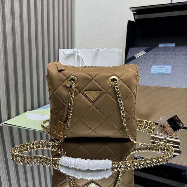 顶级原单 中古拉链款小号1Bg468小号这款Vintage中古链条菱格流浪包设计太棒了纯手工尼龙菱格设计，可单肩+斜跨+流浪背法，进口黑金链条搭配真的是Vint