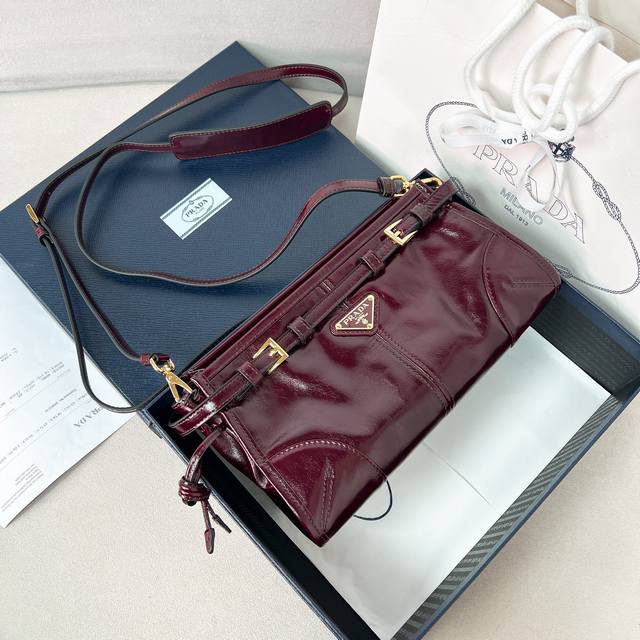 Lussolf油腊皮1Ba215斜挎包 这款斜挎包采用进口油腊皮，油亮的色泽散发出古典气息，配有一条可拆卸调节的长肩带，方便肩背和斜跨，容量空间非常大，巨巨好用