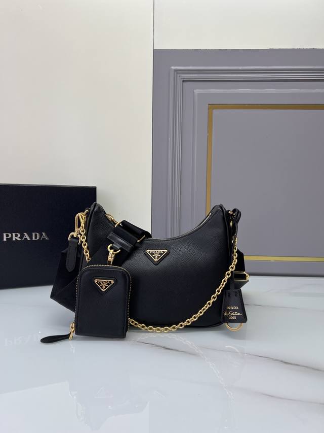 升级版 金色五金三合一新色1Bh204全皮 金色五金，Nylon Hobo手拎 腋下包网红姐妹团疯狂种草而风靡时尚圈的全皮Hobo 出了新款！这款全皮Hobo包