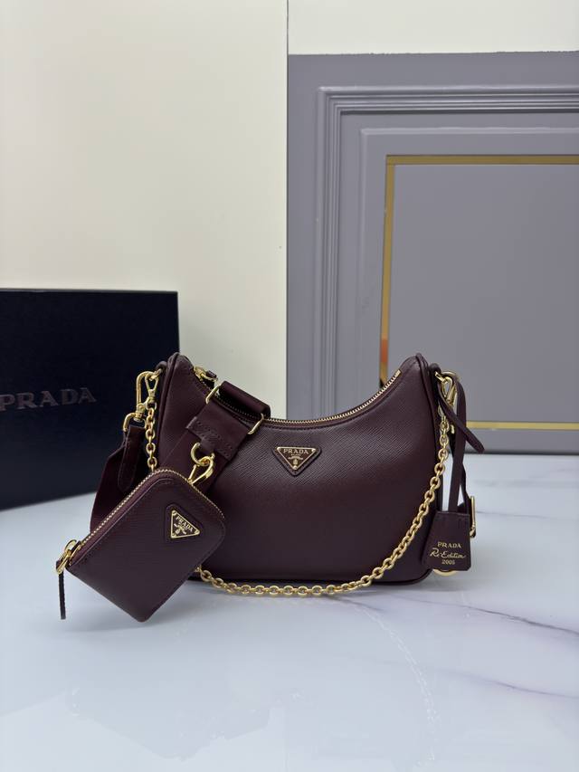 升级版 金色五金三合一新色1Bh204全皮 金色五金，Nylon Hobo手拎 腋下包网红姐妹团疯狂种草而风靡时尚圈的全皮Hobo 出了新款！这款全皮Hobo包