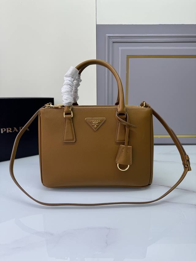 经典爆款1Ba863新色原单货 全面升级版采用进口十字纹牛皮.顶级拉丝五金Galleria 手袋设计经典隽永,最具标志性意义的杀手包,永久不过时的款式,并配有多 经典爆款1Ba863新色原单货 全面升级版采用进口十字纹牛皮.顶级拉丝五金Galleria 手袋设计经典隽永,最具标志性意义的杀手包,永久不过时的款式,并配有多