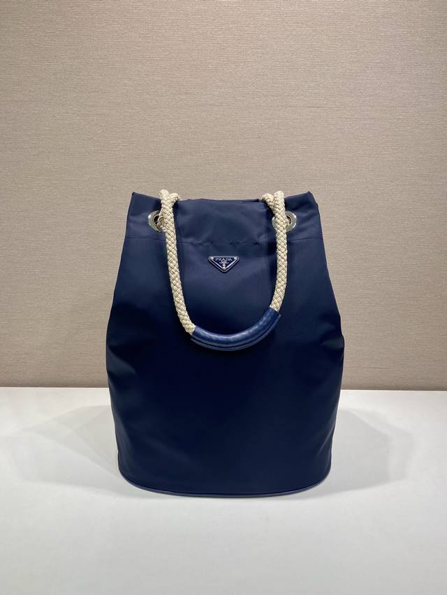 男款水桶包2Vg133走秀款 这款Re-Nylon 手袋的設計采用尼龙面料和小牛皮。獨特的組合添上迷人點綴。滑動式繩索手挽凸顯這款手袋的靈活百搭，方便手提或肩背