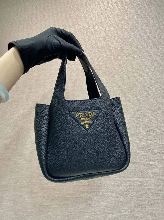 Mini菜篮子1Ba349金色五金 这款Mini菜篮子采用进口鹿皮纹，内配进口小羊皮，格层多多，手感非常柔软 轻巧，经典迷你好看又好用，上身效果可可爱爱，太美了