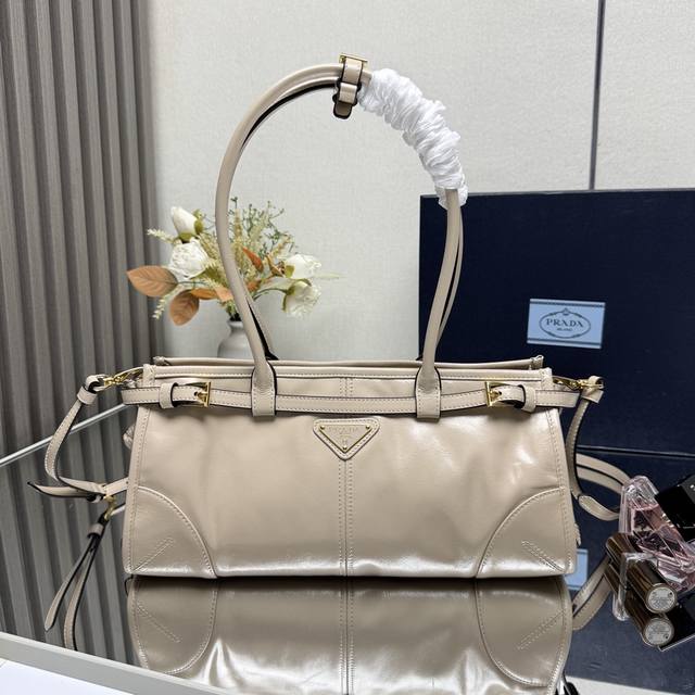 顶级原单 小号1Ba426 长手腕 Lussolf油腊皮1Ba426小号这款手提斜挎包采用进口油腊皮，油亮的色泽散发出古典气息，配有一条可拆卸调节的长肩带，方便