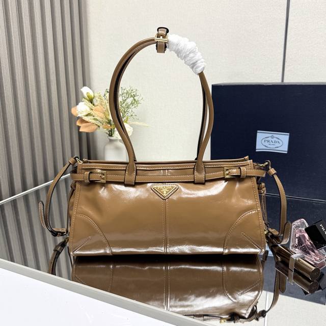 顶级原单 新款首发油蜡皮Luxsoft爆款手袋小号1Ba426长手柄这款手提斜挎包采用进口油腊皮，油亮的色泽散发出古典气息，配有一条可拆卸调节的长肩带，方便不同