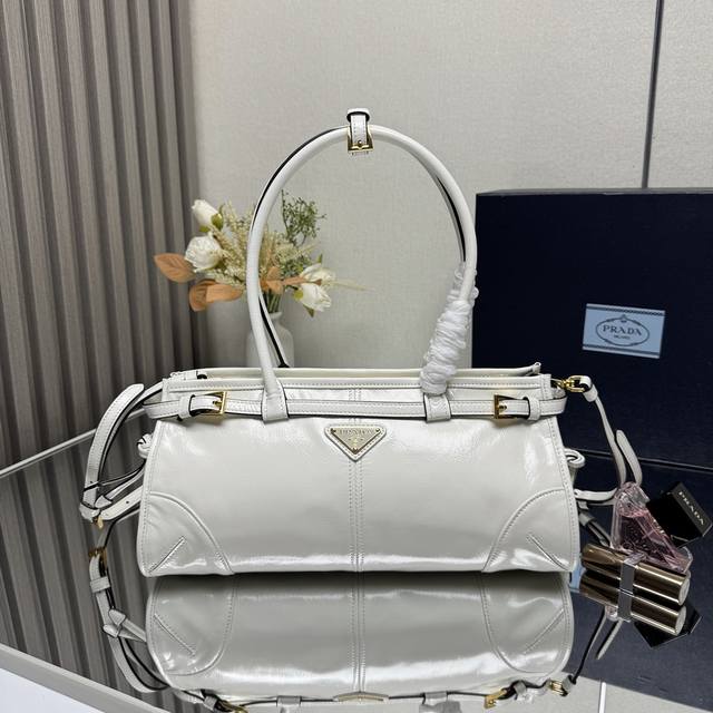 顶级原单 新款首发油蜡皮Luxsoft爆款手袋小号1Ba426长手柄这款手提斜挎包采用进口油腊皮,油亮的色泽散发出古典气息,配有一条可拆卸调节的长肩带,方便不同 顶级原单 新款首发油蜡皮Luxsoft爆款手袋小号1Ba426长手柄这款手提斜挎包采用进口油腊皮,油亮的色泽散发出古典气息,配有一条可拆卸调节的长肩带,方便不同