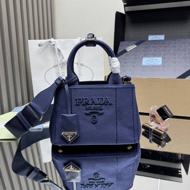 顶级原单 新款园丁包亚麻布1Ba038迷你这款迷你手袋受航海风尚隽永元素启发，重新诠释典范型格。选用棉质帆布制成，皮革饰边展示精致百变个性。帆布手提柄，可拆卸可