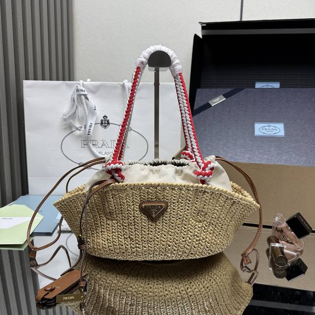 顶级原单 1Ba463 新款编织菜篮子到货这款手工钩编包散发着自由与复古的韵味。精致的钩编工艺，诉说着精湛的工艺和对细节的关注。棉绳手柄，可拆卸皮革吊坠 金属硬