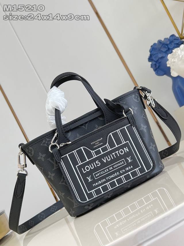 出厂价P 顶级原单 M15210 Neverfull BandoulièRe Inside Out Bb 手袋本季演绎经典设计的双面版本，以标志性 Monogr