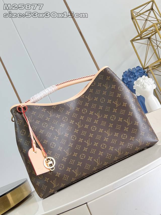 出厂价P 顶级原单 M25877 升级版 Damier Azur手袋以柔软的Monogram帆布制成，外观清新而富有女人味。搭配闪亮的金色黄铜配件和时尚别致的包