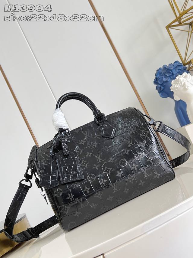 出厂价P 顶级原单 M13904黑鳄鱼纹 Peedy BandoulièRe 30 手袋采用印有经典 Monogram 图案的牛皮革精心打造，尺寸设计恰到好处：