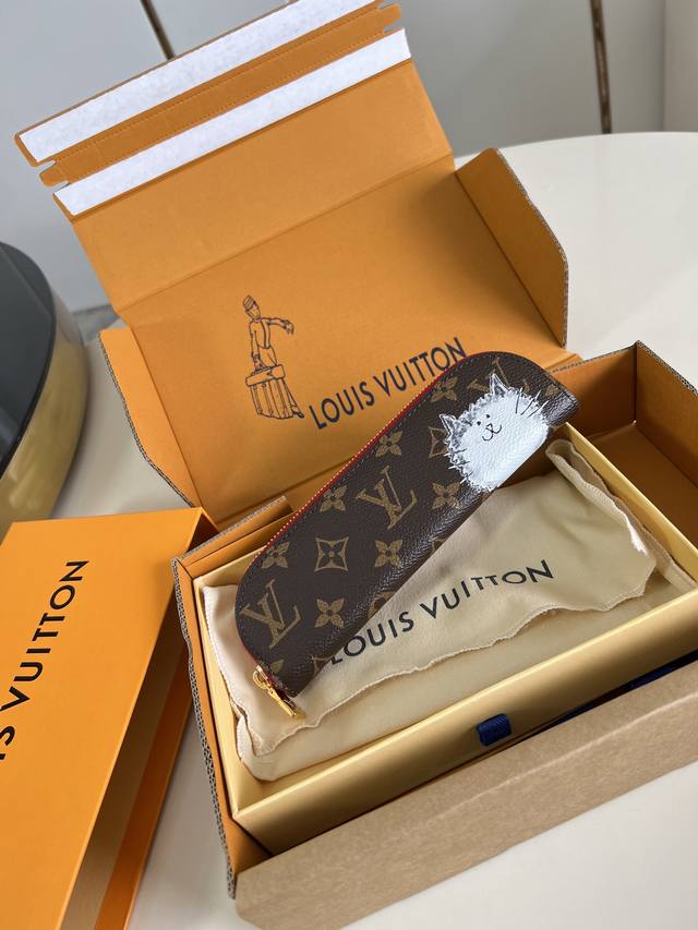 出厂价P 顶级原单 Gl1396 这款Charlotte笔袋缀以插画家Grace Coddington的精美插画，为经典元素更添精致感。外层的Monogram涂