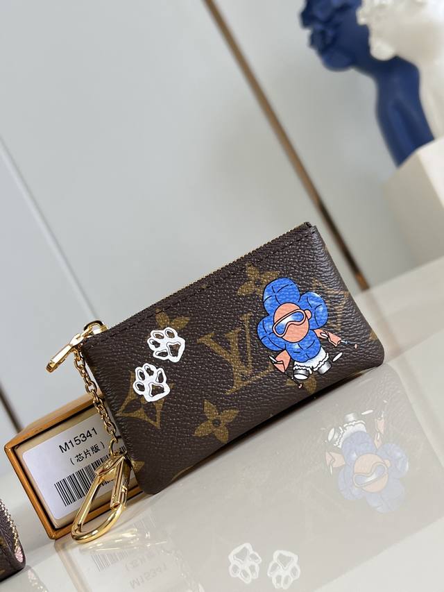 出厂价P 顶级原单 M15341 這款精緻版本的經典鑰匙零錢包於Vivienne Wintery Travel系列亮相。鑰匙零錢包以標誌性Monogram帆布製 出厂价P 顶级原单 M15341 這款精緻版本的經典鑰匙零錢包於Vivienne Wintery Travel系列亮相。鑰匙零錢包以標誌性Monogram帆布製