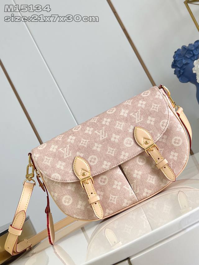 出厂价P 顶级原单 M15134 Escape 手袋本次瞩目亮相 Lv Travels With Grace Coddington 系列，为帆布包身搭配妙趣 M