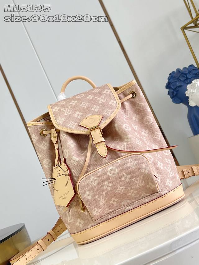 出厂价P 顶级原单 M15135 本款 Montsouris 小号双肩包出自 Lv Travels With 系列，聚焦时尚偶像兼艺术家 Grace Coddi