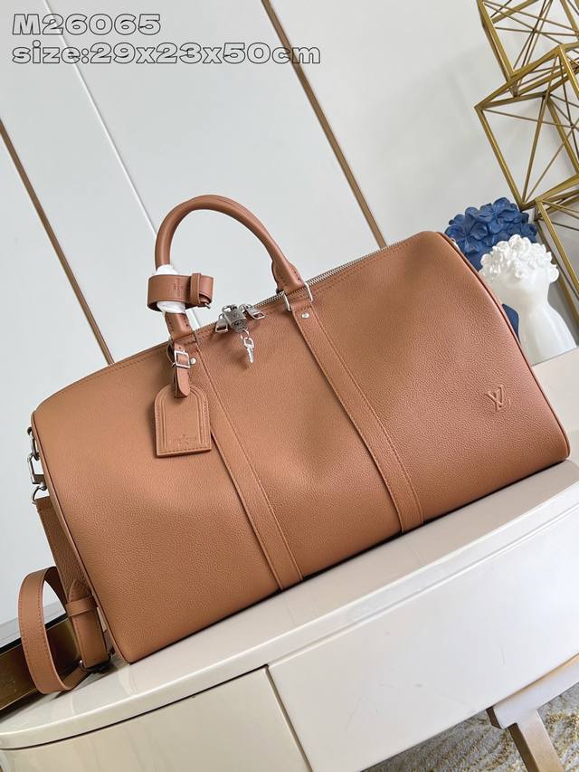 出厂价P 顶级原单 M26065 本款 Keepall BandoulièRe 50 旅行袋选用的蜡面牛皮革拥有柔软质感和细腻纹理，与正面 Lv 字母共同传递优