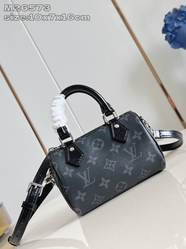 出厂价P 顶级原单 M26573 全钢版 本款 Nano Speedy 手袋采用帆布塑造玲珑构型，以 Monogram Eclipse 图案传递优雅风尚，轻松点